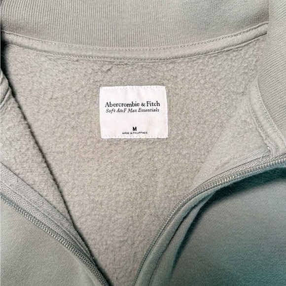 Abercrombie & Fitch Sage Green Zip-Up Fleece & Matching Shorts - Picture 2 of 4